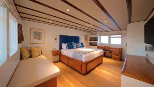 komodo sailing trip cabin